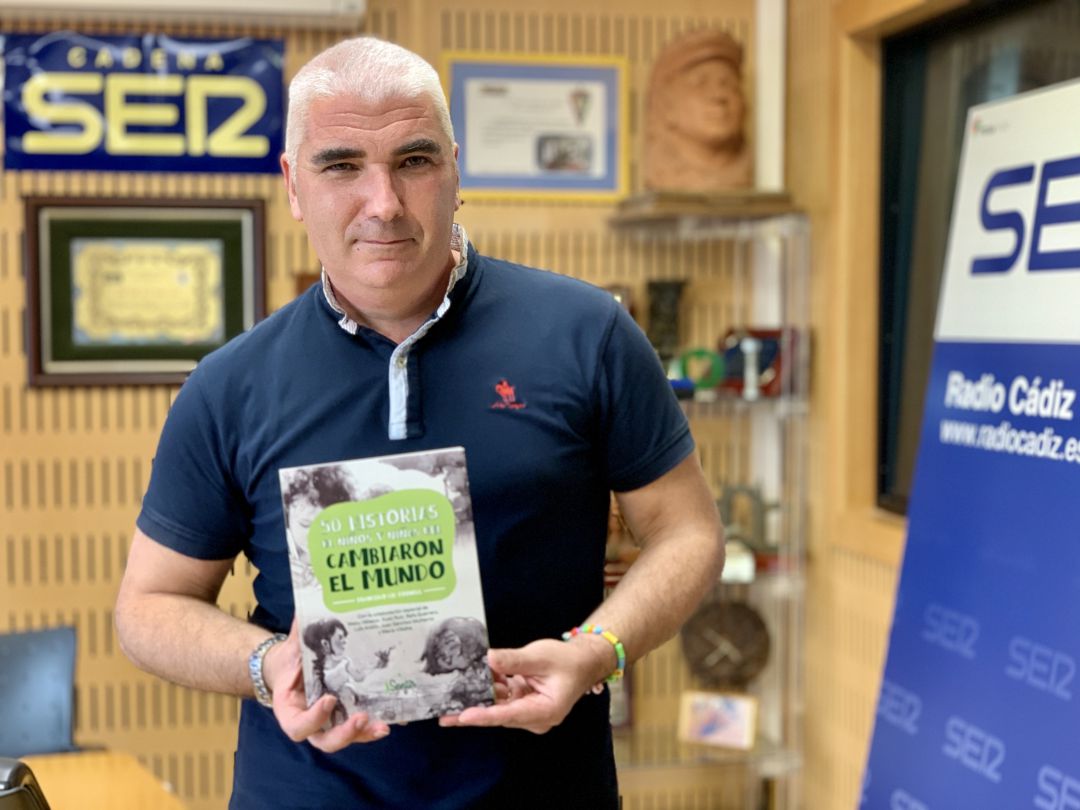 Francicso Cid Fornell, en los estudios de Radio Cádiz, con su libro "50 historias de niñas y niños que cambiaron el mundo" Francicso Cid Fornell, en los estudios de Radio Cádiz, con su libro "50 historias de niñas y niños que cambiaron el mundo"