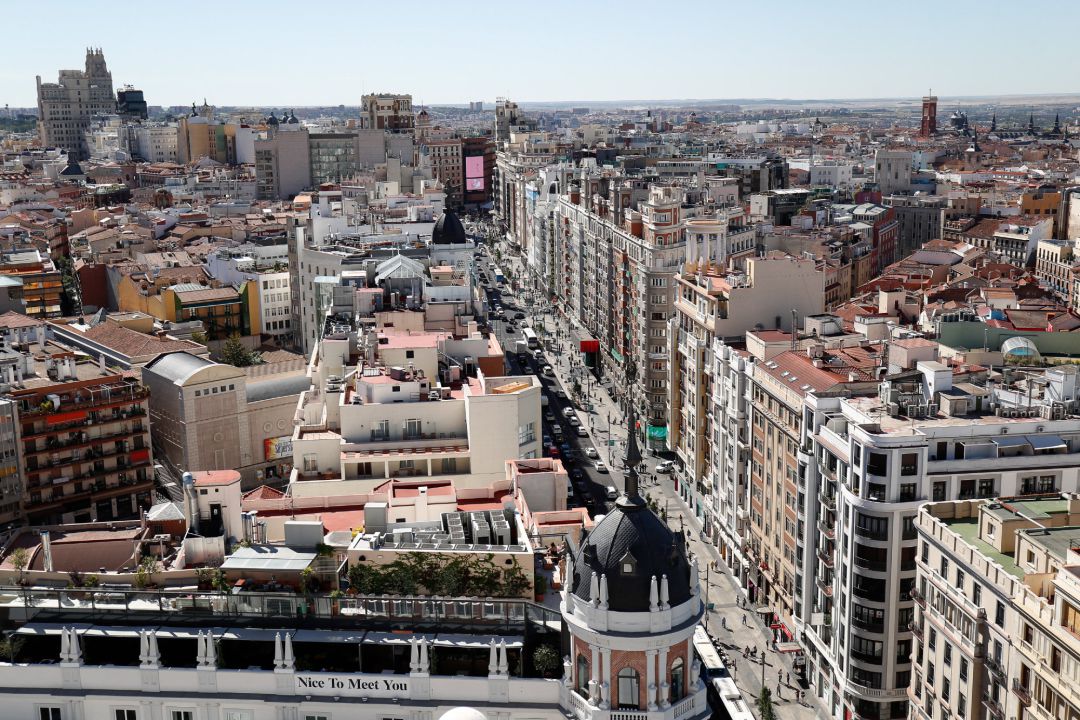 Vista de la calle Gran Vía de Madrid, desde plaza de España hasta Callao. Vista de la calle Gran Vía de Madrid, desde plaza de España hasta Callao.