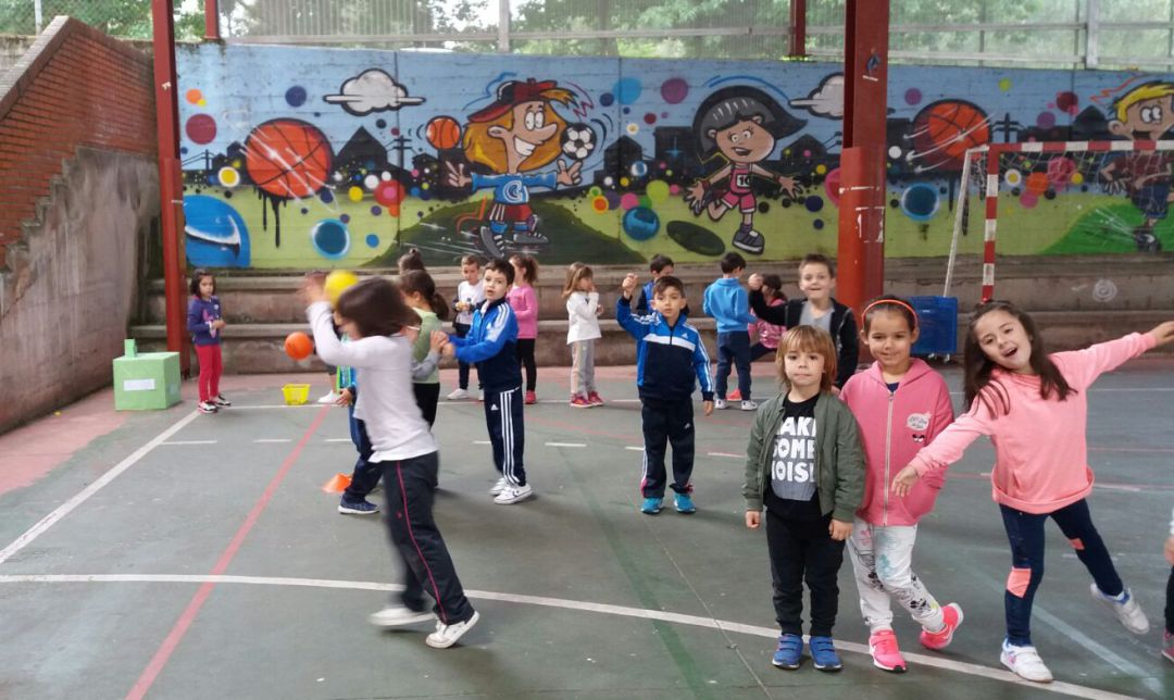 Nenos e nenas xogando no patio do CEIP O Couto (Rampa de Sas) Nenos e nenas xogando no patio do CEIP O Couto (Rampa de Sas)