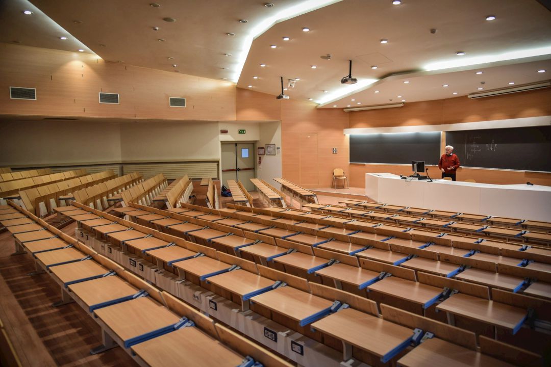 Un aula universitaria, vacía. Un aula universitaria, vacía.