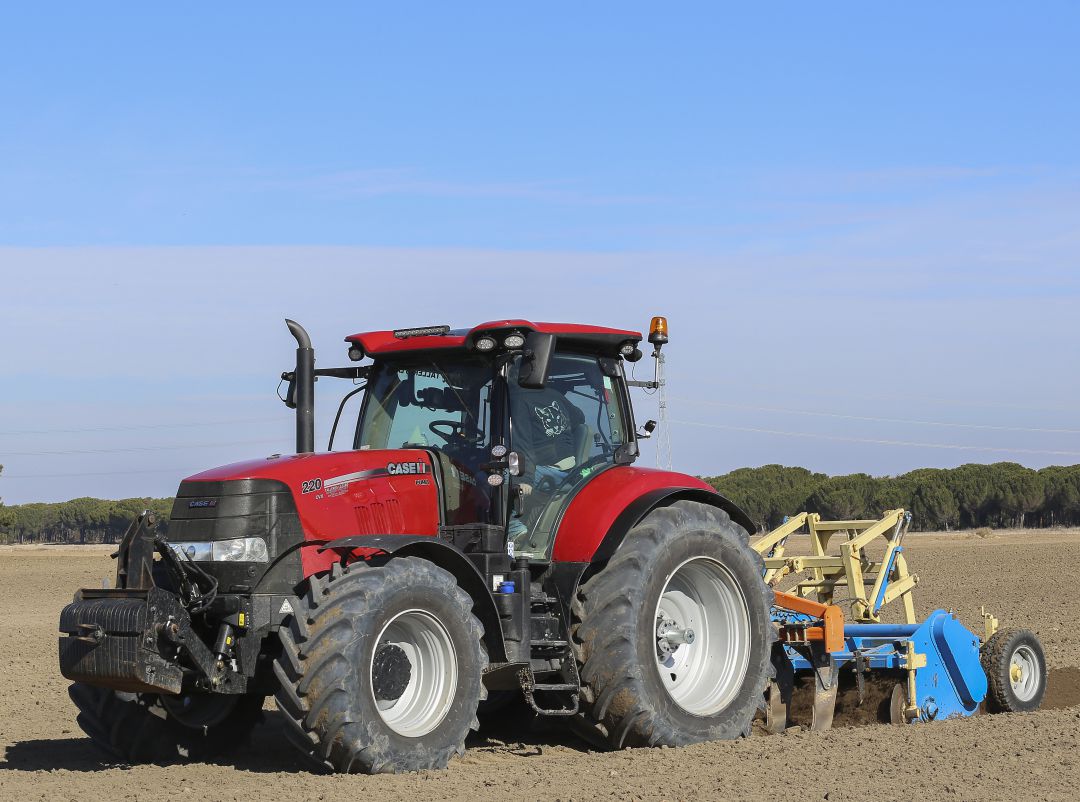 Tractor en el campo Tractor en el campo