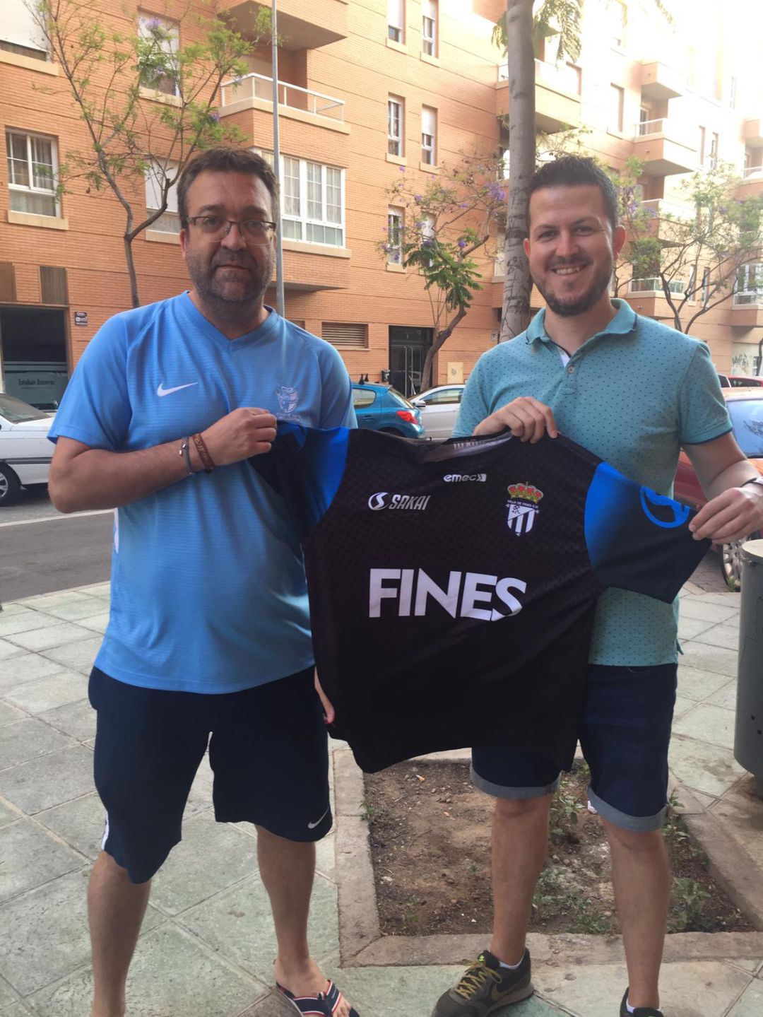Francisco Cano y Juan Romera con la camiseta del Fines. Francisco Cano y Juan Romera con la camiseta del Fines.