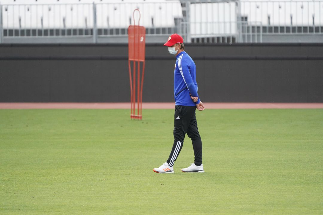 El técnico del Almería en el Estadio Mediterráneo. El técnico del Almería en el Estadio Mediterráneo.