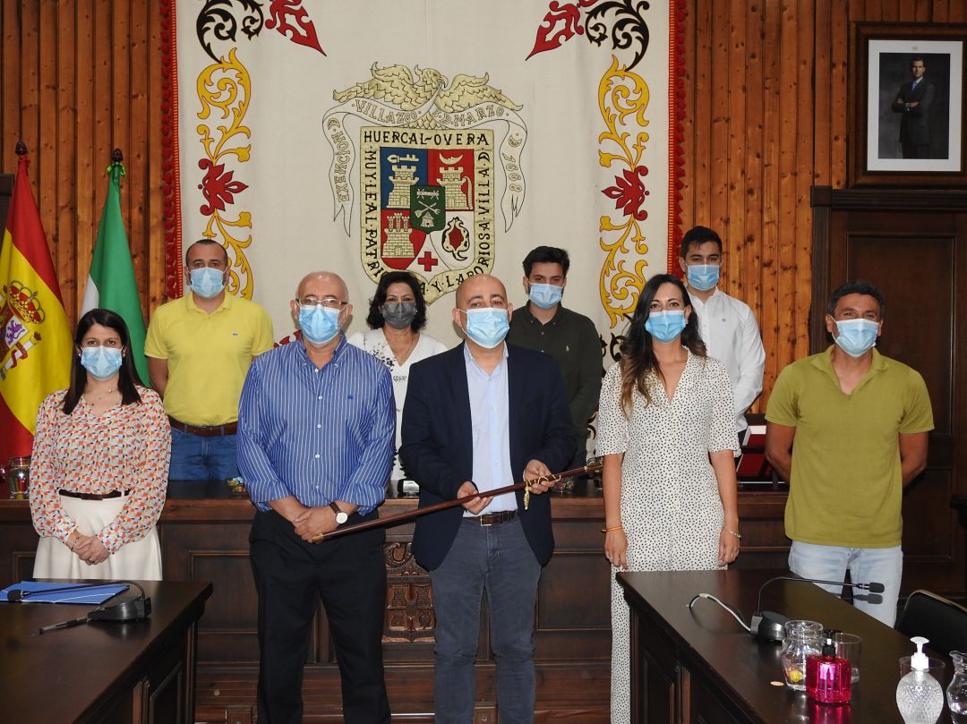 Los concejales populares junto al alcalde. Los concejales populares junto al alcalde.