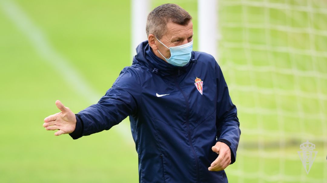 Miroslav Djukic durante un entrenamiento. Miroslav Djukic durante un entrenamiento.