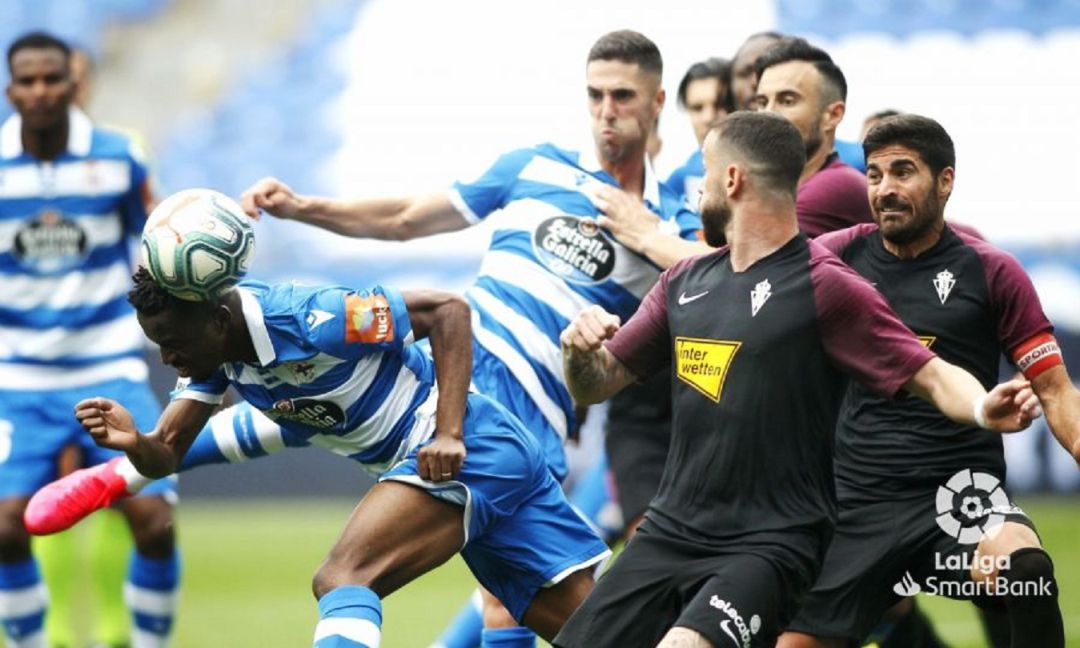 Una acción del partido entre el Deportivo y el Sporting Una acción del partido entre el Deportivo y el Sporting