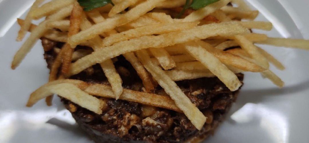 Morcilla con patatas paja Morcilla con patatas paja