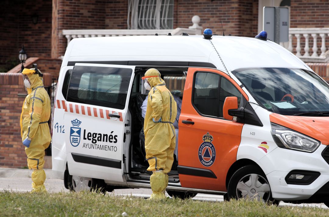 Varios bomberos protegidos esperan el traslado de un paciente desde el hospital de campaña que se instaló en el polideportivo Carlos Sastre de Leganés. La imagen corresponde al 1 de abril. Varios bomberos protegidos esperan el traslado de un paciente desde el hospital de campaña que se instaló en el polideportivo Carlos Sastre de Leganés. La imagen corresponde al 1 de abril.