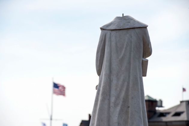 La estatua de Colón en Boston, decapitada. La estatua de Colón en Boston, decapitada.
