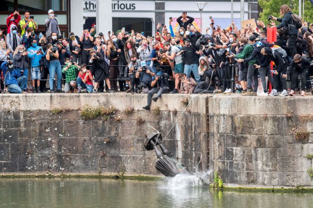 Un grupo de manifestantes lanzó al río la estatua del político y esclavista británico Edward Colston el pasado 7 de junio en Bristol. Un grupo de manifestantes lanzó al río la estatua del político y esclavista británico Edward Colston el pasado 7 de junio en Bristol.