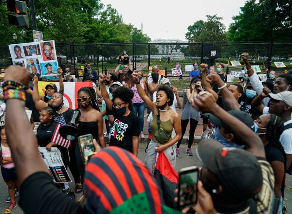 Un grupo de manifestantes afroamericanos alzan el puño en las inmediaciones de la Casa Blanca.