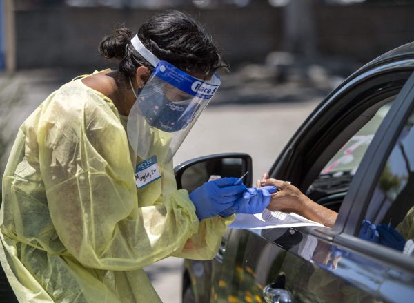 Una profesional sanitaria en medio de la pandemia del coronavirus en Los Ángeles, Estados Unidos.