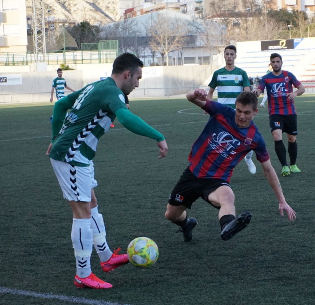 Pruden controla el balón ante Dani Salazar en el último Eldense - Jove Pruden controla el balón ante Dani Salazar en el último Eldense - Jove