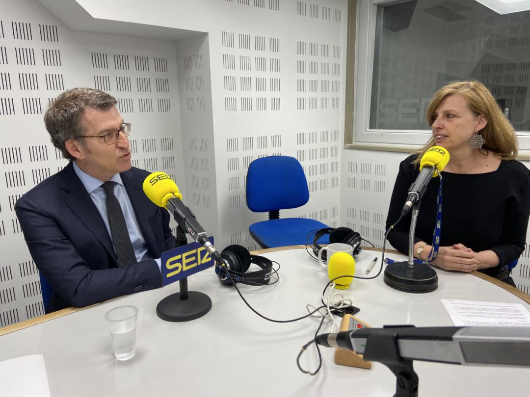 Alberto Núñez Feijóo conversa con Aida Pena en los estudios de Radio Galicia Alberto Núñez Feijóo conversa con Aida Pena en los estudios de Radio Galicia