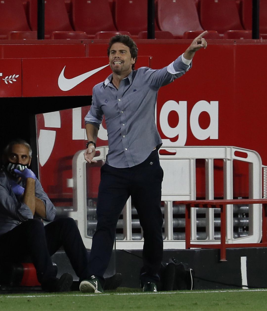 GRAF9537. SEVILLA.- Joan Francesc Ferrer "Rubi", entrenador del Real Betis, durante el partido de la jornada 28 de Liga que Sevilla FC y Real Betis juegan hoy jueves en el estadio Ramón Sánchez-Pizjuán, en Sevilla, el primero de LaLiga Santander después de tres meses sin fútbol por la pandemia del coronavirus. EFE José Manuel Vidal GRAF9537. SEVILLA.- Joan Francesc Ferrer "Rubi", entrenador del Real Betis, durante el partido de la jornada 28 de Liga que Sevilla FC y Real Betis juegan hoy jueves en el estadio Ramón Sánchez-Pizjuán, en Sevilla, el primero de LaLiga Santander después de tres meses sin fútbol por la pandemia del coronavirus. EFE José Manuel Vidal