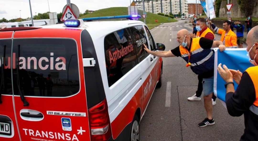 Uno de los trabajadores camino del hospital tras abandonar la huelga de hambre. Uno de los trabajadores camino del hospital tras abandonar la huelga de hambre.