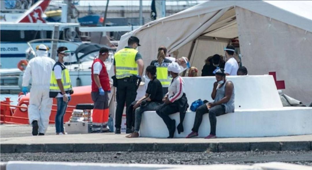 Los ocupantes de la patera rescatada el pasado 4 de junio, atendidos en Puerto Naos. Los ocupantes de la patera rescatada el pasado 4 de junio, atendidos en Puerto Naos.