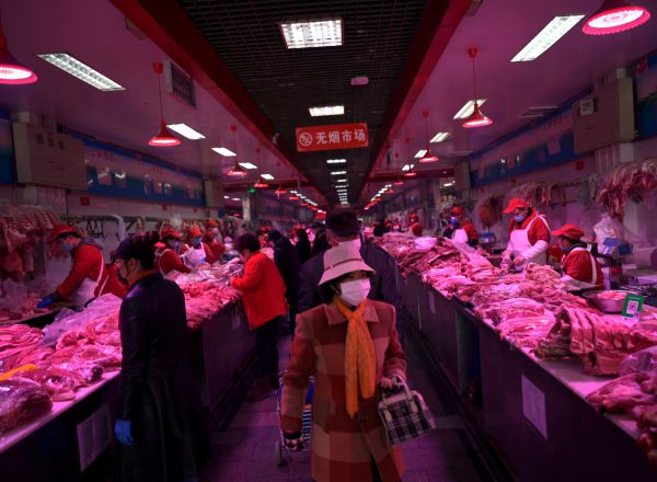 Interior del mercado de Xinfadi en Pekín antes de ser cerrado tras comprobar las autoridades chinas que se había originado un nuevo foco de coronavirus en su interior.