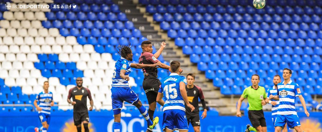Un momento del primer partido con las gradas vacías Un momento del primer partido con las gradas vacías