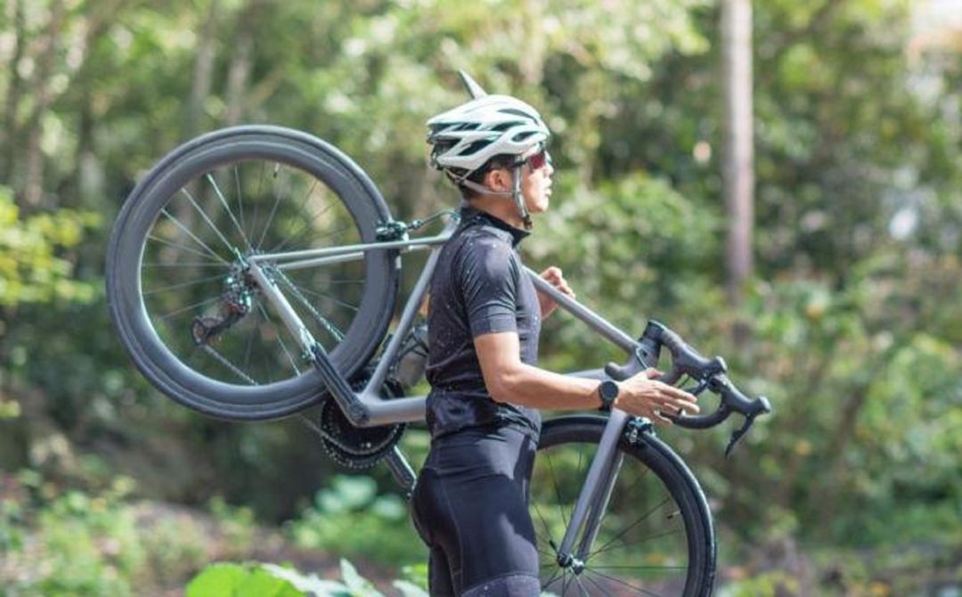 Un ciclista en plena ruta Un ciclista en plena ruta