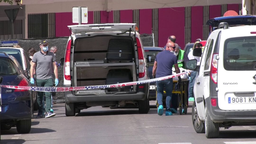 La Policía Judicial y los servicios funerarios trabajan en el lugar del asesinato La Policía Judicial y los servicios funerarios trabajan en el lugar del asesinato