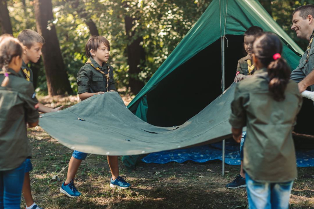 Niños partipando en un campamento Niños partipando en un campamento