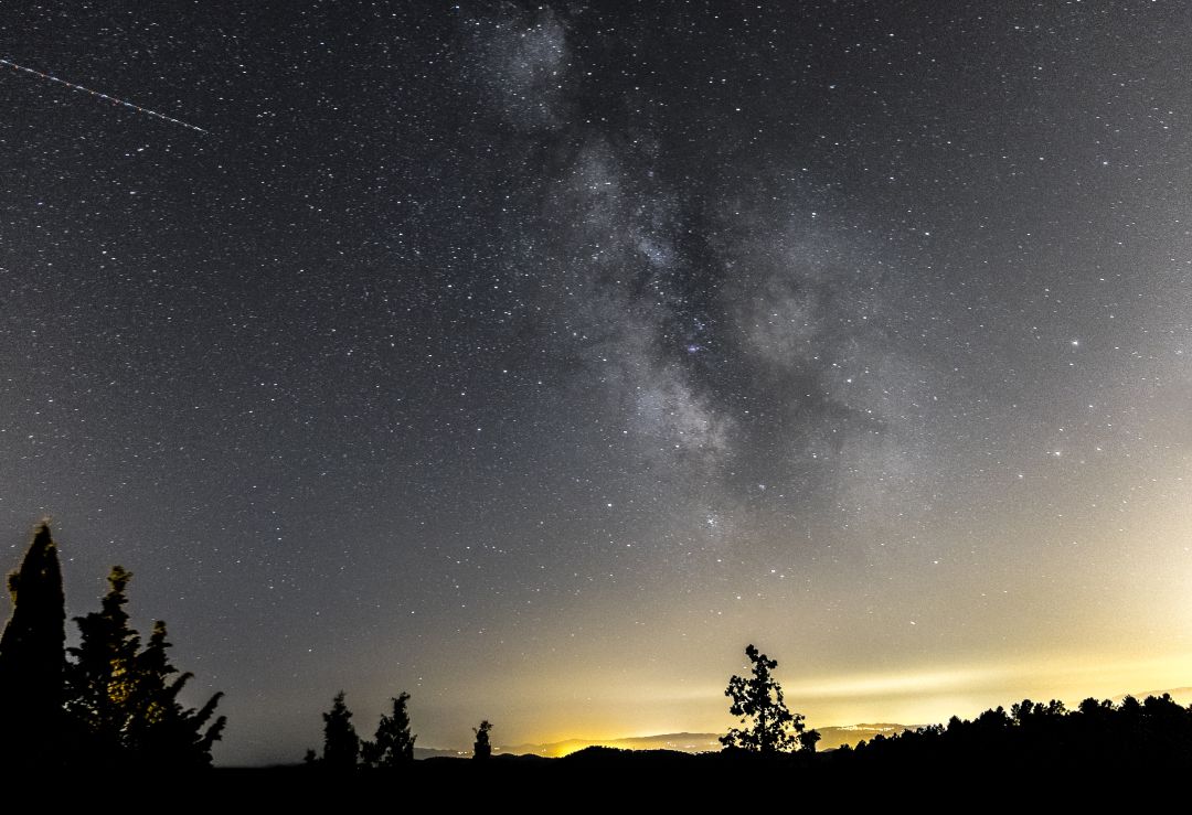 Vista de la Via Lactea des del Santuario de los Àngels en Girona Vista de la Via Lactea des del Santuario de los Àngels en Girona