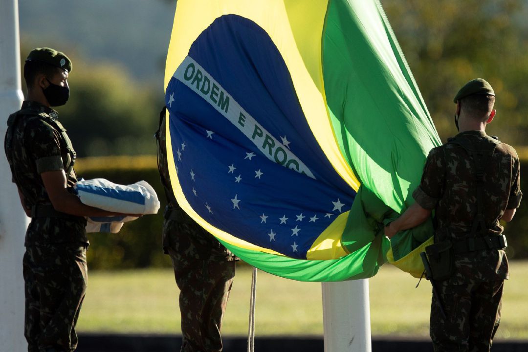 Soldados del Ejército brasileño izan la bandera nacional en el Palacio do Alvorada, sede de la presidencia, en Brasilia. Soldados del Ejército brasileño izan la bandera nacional en el Palacio do Alvorada, sede de la presidencia, en Brasilia.