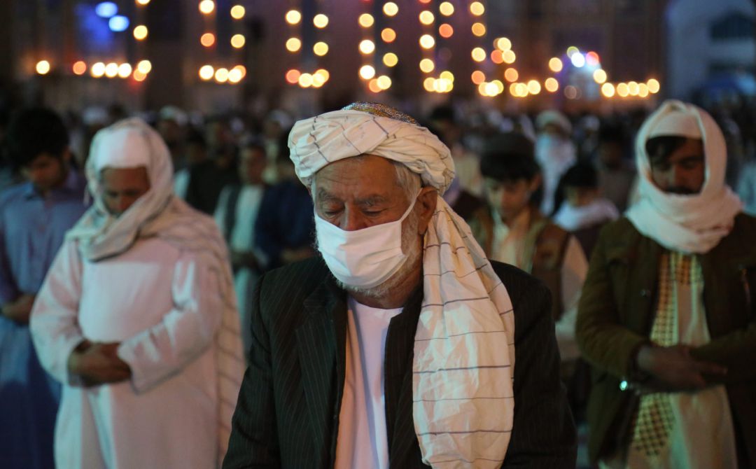 Afganos rezan en Herat (Afganistán) durante la pandemia de coronavirus. Afganos rezan en Herat (Afganistán) durante la pandemia de coronavirus.