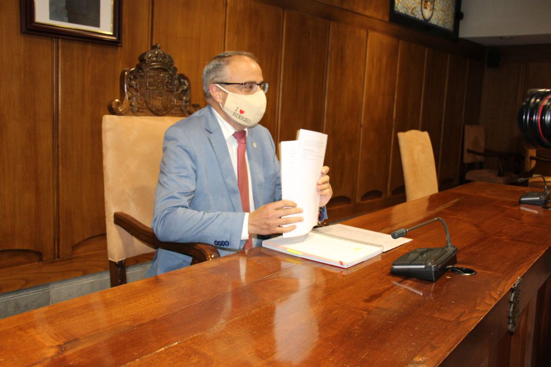 El alcalde de Ponferrada, Olegario Ramón, en la rueda de prensa El alcalde de Ponferrada, Olegario Ramón, en la rueda de prensa
