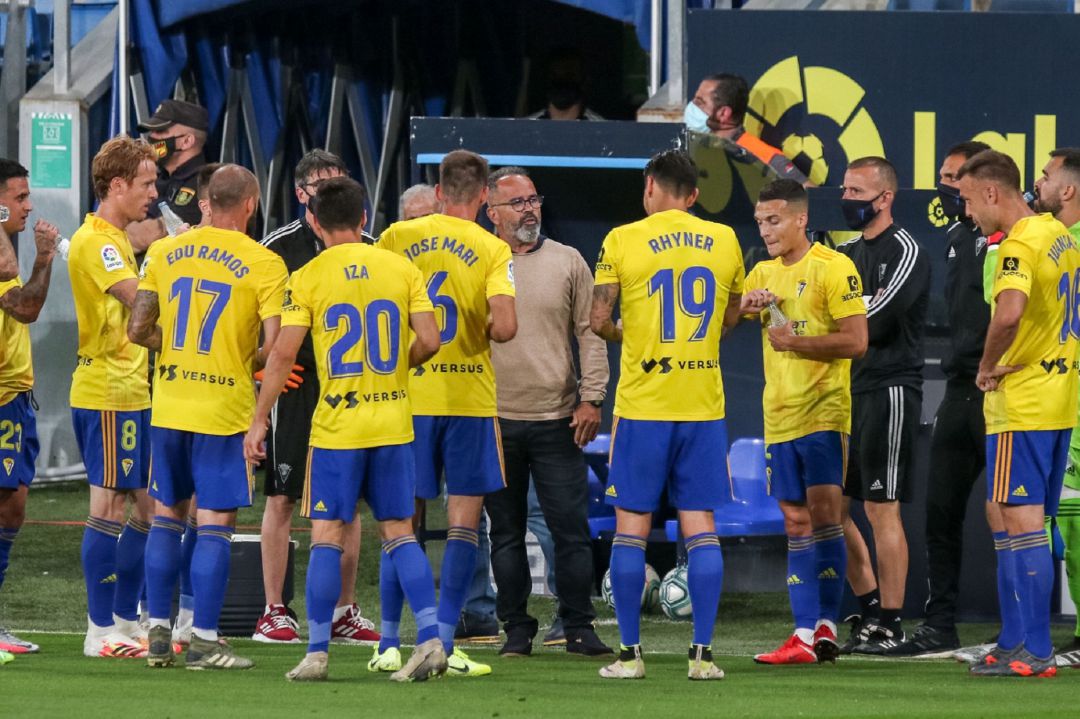 Cervera da indicaciones a los jugadores durante la pausa Cervera da indicaciones a los jugadores durante la pausa