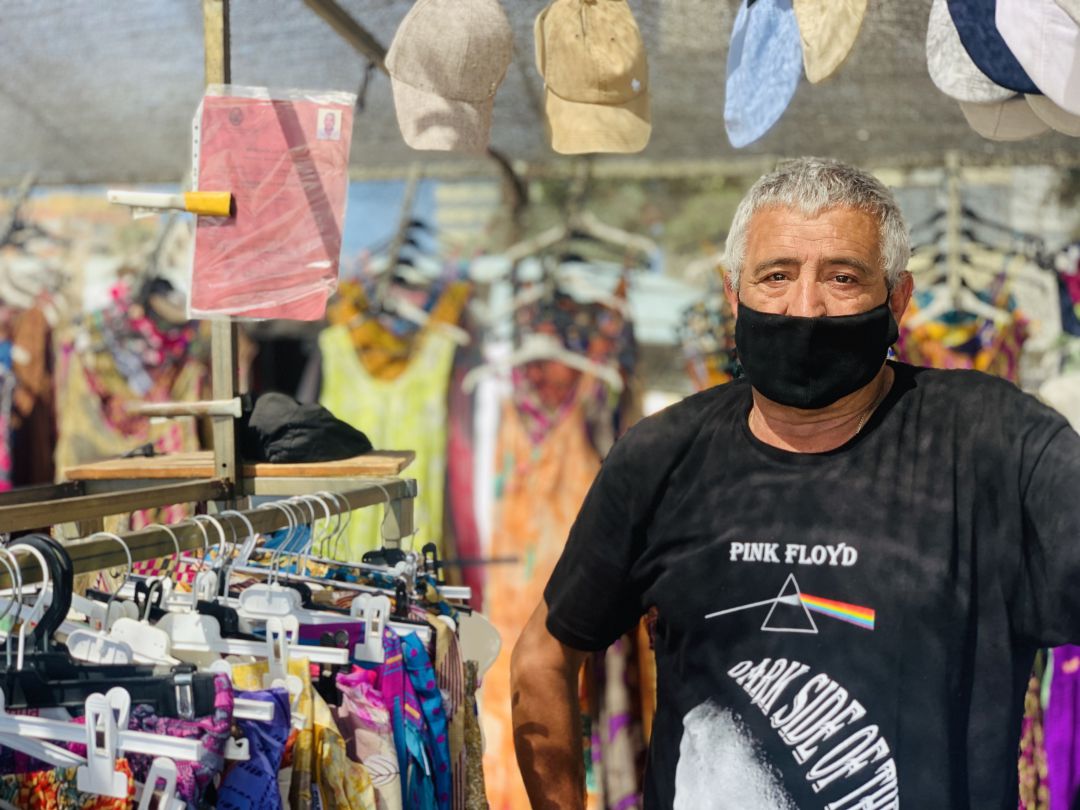 Enrique Rosa, vendedor ambulante, en su puesto de El Piojito, mercadillo de Cádiz Enrique Rosa, vendedor ambulante, en su puesto de El Piojito, mercadillo de Cádiz