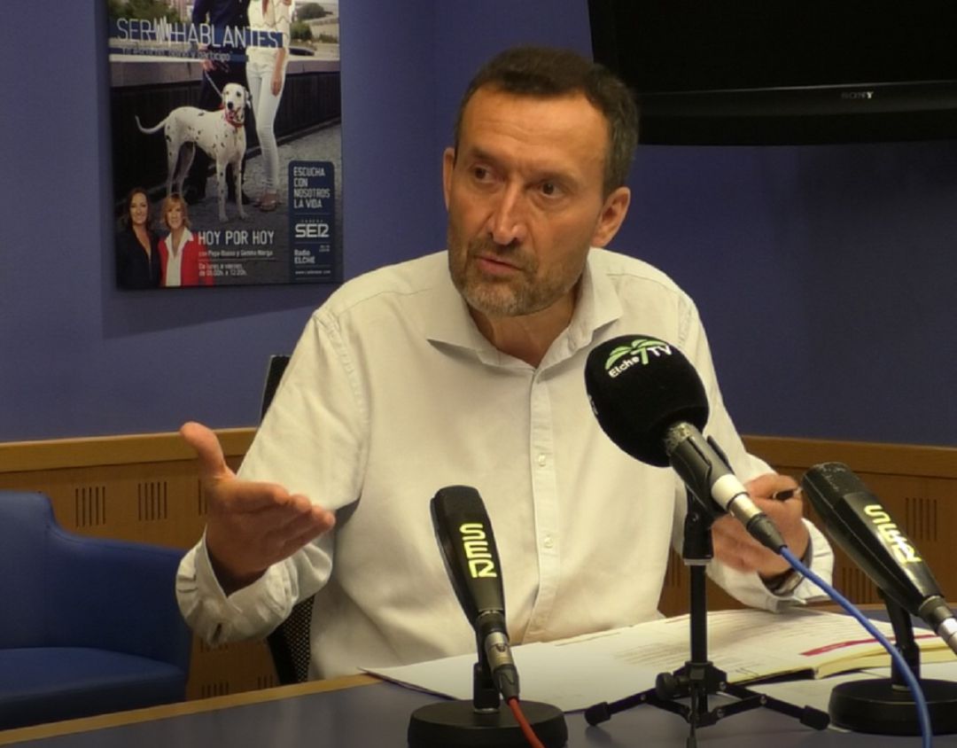 Carlos González esta mañana en el Estudio Iñaki Gabilondo de Radio Elche Cadena SER Carlos González esta mañana en el Estudio Iñaki Gabilondo de Radio Elche Cadena SER