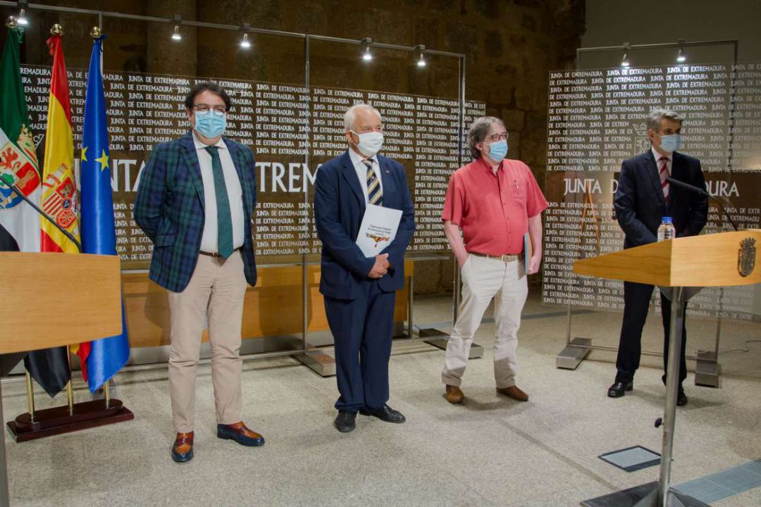 El consejero de sanida, el presidente de la federación de hermandades de donantes de sangre, el director del Banco de Sangre de Extremadura y el director gerente del SES El consejero de sanida, el presidente de la federación de hermandades de donantes de sangre, el director del Banco de Sangre de Extremadura y el director gerente del SES