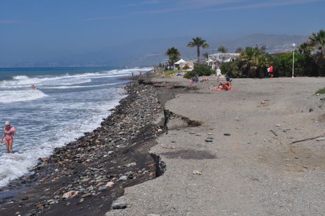 Aspecto que ofrece la Playa Granada tras un temporal Aspecto que ofrece la Playa Granada tras un temporal