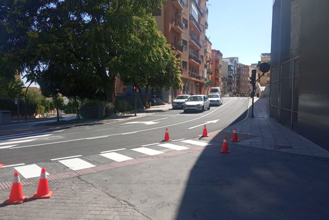 Señalización de doble sentido para acceder al parking del Teatro 'Infanta Leonor'. Señalización de doble sentido para acceder al parking del Teatro 'Infanta Leonor'.
