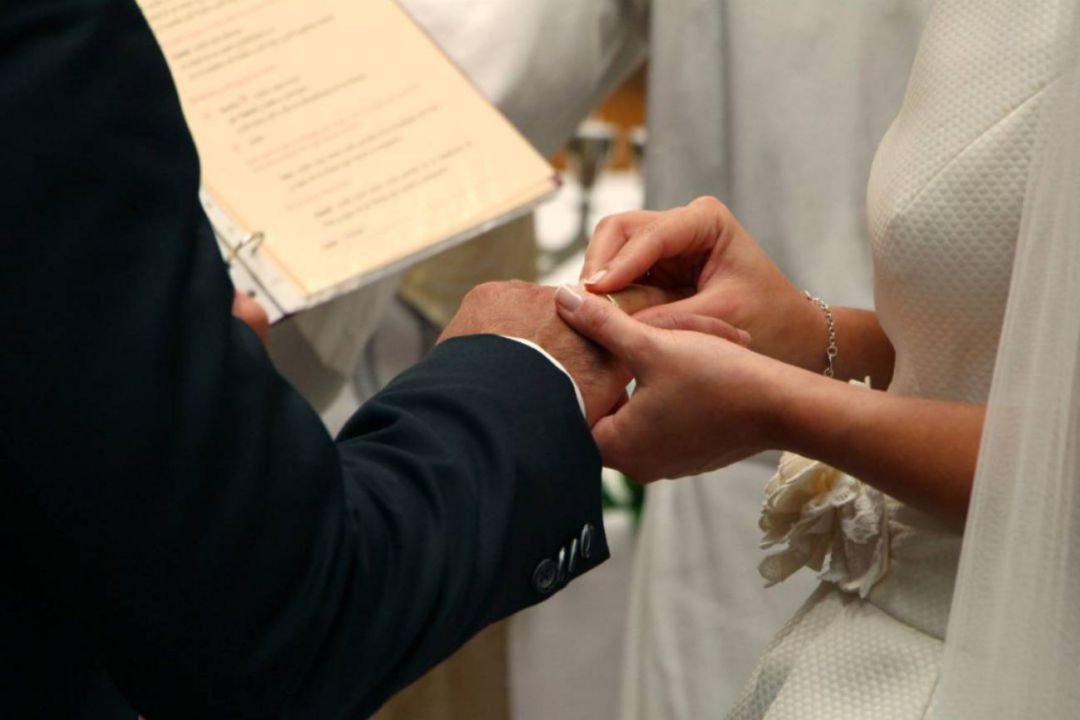 Intercambio de anillos por parte de una pareja de novios Intercambio de anillos por parte de una pareja de novios