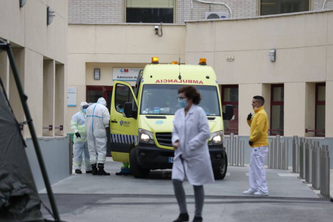 Personal sanitario pasa junto al área donde militares del Mando de Ingenieros de Salamanca del Ejército de Tierra, una unidad de 34 militares, instalan un hospital provisional de entre 60 y 70 camas en las inmediaciones del Hospital Gregorio Marañón, en Madrid. Personal sanitario pasa junto al área donde militares del Mando de Ingenieros de Salamanca del Ejército de Tierra, una unidad de 34 militares, instalan un hospital provisional de entre 60 y 70 camas en las inmediaciones del Hospital Gregorio Marañón, en Madrid.