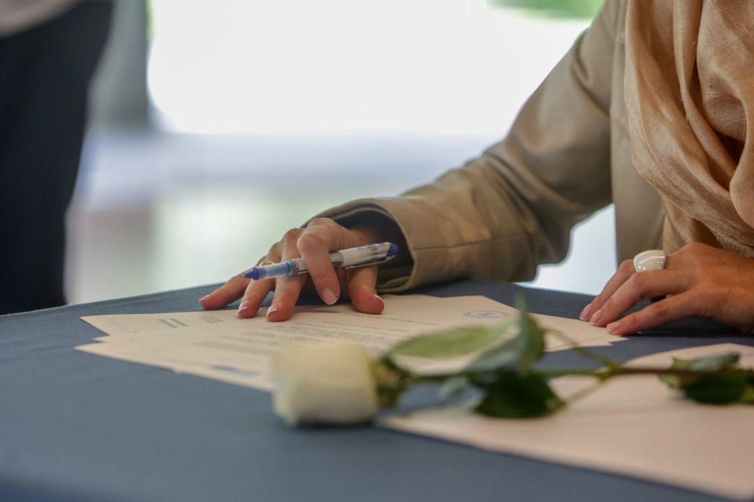 Detalle de una de las contrayentes firmando durante la celebración de su boda, oficiada por el concejal de Urbanismo del Ayuntamiento de Madrid, Mariano Fuentes. Detalle de una de las contrayentes firmando durante la celebración de su boda, oficiada por el concejal de Urbanismo del Ayuntamiento de Madrid, Mariano Fuentes.