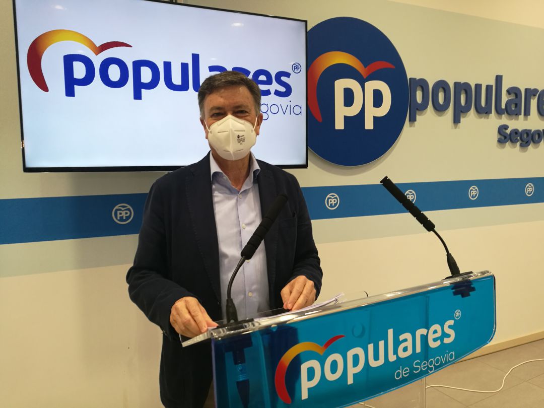El secretario autonómico popular, Francisco Vázquez, durante la comparecencia ante los medios esta mañana en la sede de su partido en la capital El secretario autonómico popular, Francisco Vázquez, durante la comparecencia ante los medios esta mañana en la sede de su partido en la capital