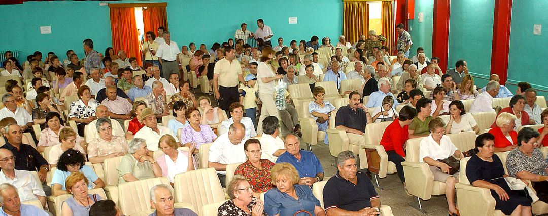 Unas doscientas personas se reunieron en la asamblea de afectados por el aceite de colza de la capital leonesa Unas doscientas personas se reunieron en la asamblea de afectados por el aceite de colza de la capital leonesa