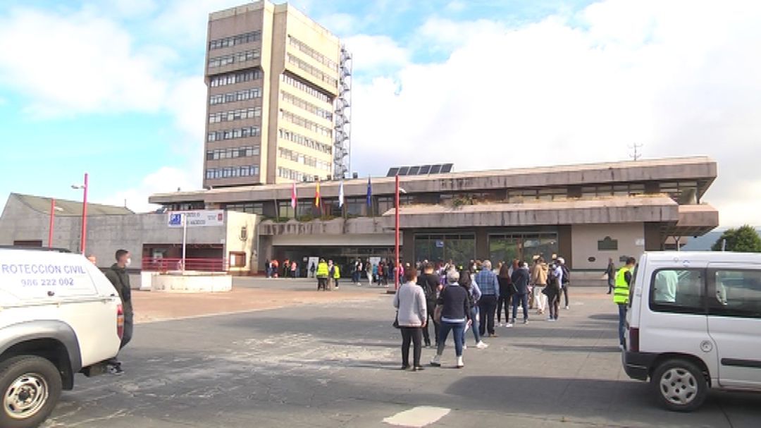 Largas colas en el ayuntamiento de Vigo este lunes Largas colas en el ayuntamiento de Vigo este lunes