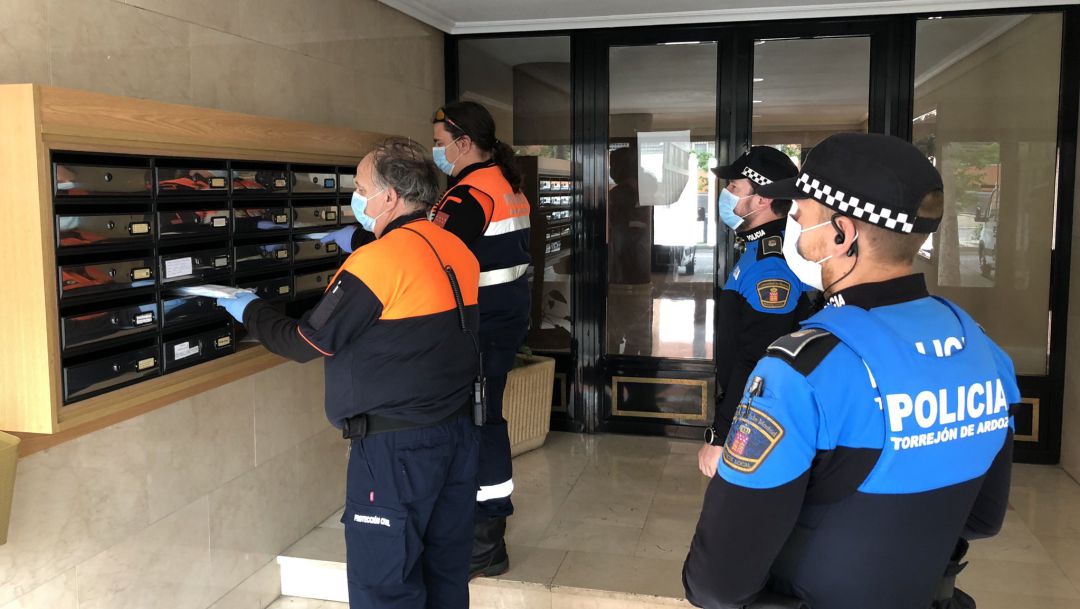 Voluntarios de Protección Civil y la Policía Local buzonean mascarillas Voluntarios de Protección Civil y la Policía Local buzonean mascarillas