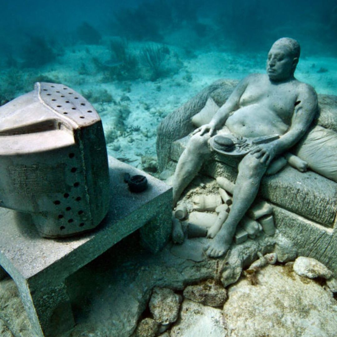 "Sunday", una de las obras más famosas de Jason deCaires ubicada en el MUSA (Museo de Arte Subacuático) de Cancun "Sunday", una de las obras más famosas de Jason deCaires ubicada en el MUSA (Museo de Arte Subacuático) de Cancun