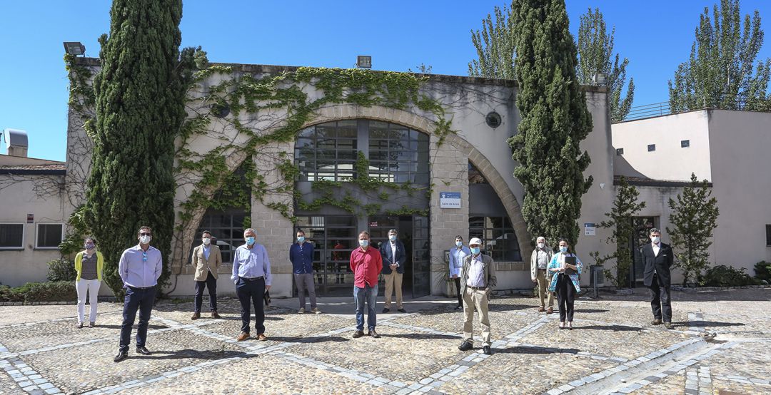 Los presidentes de las entidades de conservación de los polígonos de Leganés y el concejal de Desarrollo Local y Empleo (en el centro de la imagen) participaron en un encuentro conjunto para conocer las inversiones. Los presidentes de las entidades de conservación de los polígonos de Leganés y el concejal de Desarrollo Local y Empleo (en el centro de la imagen) participaron en un encuentro conjunto para conocer las inversiones.