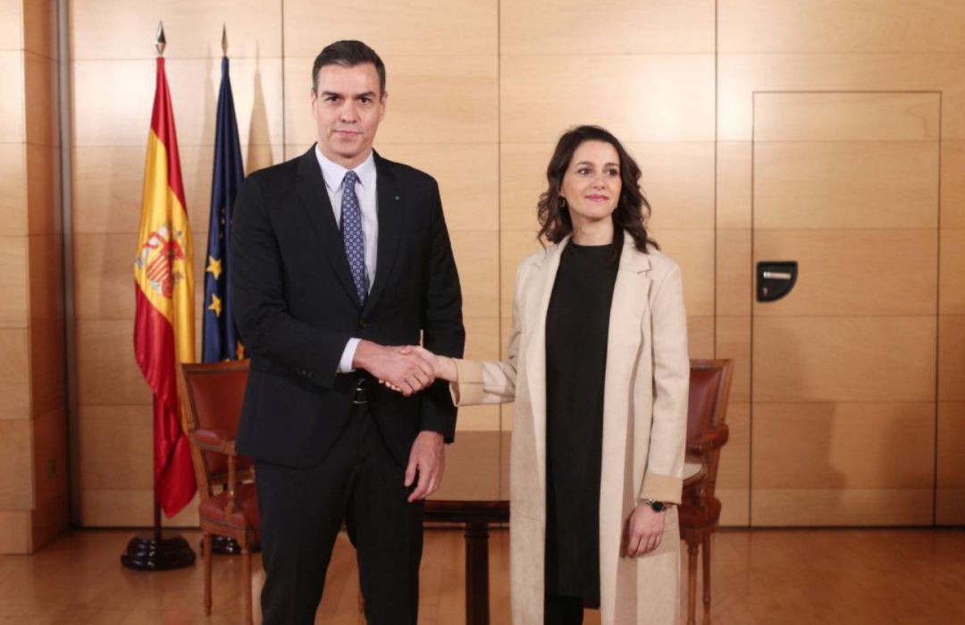 El presidente del Gobierno en funciones, Pedro Sánchez y la líder de Ciudadanos, Inés Arrimadas, posando juntos. El presidente del Gobierno en funciones, Pedro Sánchez y la líder de Ciudadanos, Inés Arrimadas, posando juntos.