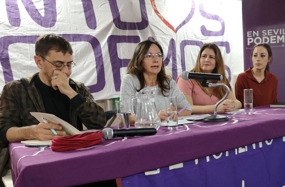 Uno de los fundadores de Podemos, Juan Carlos Monedero junto con las miembros del partido María Márquez, Susana Serrano e Isabel Franco, en una imagen de archivo. Uno de los fundadores de Podemos, Juan Carlos Monedero junto con las miembros del partido María Márquez, Susana Serrano e Isabel Franco, en una imagen de archivo.