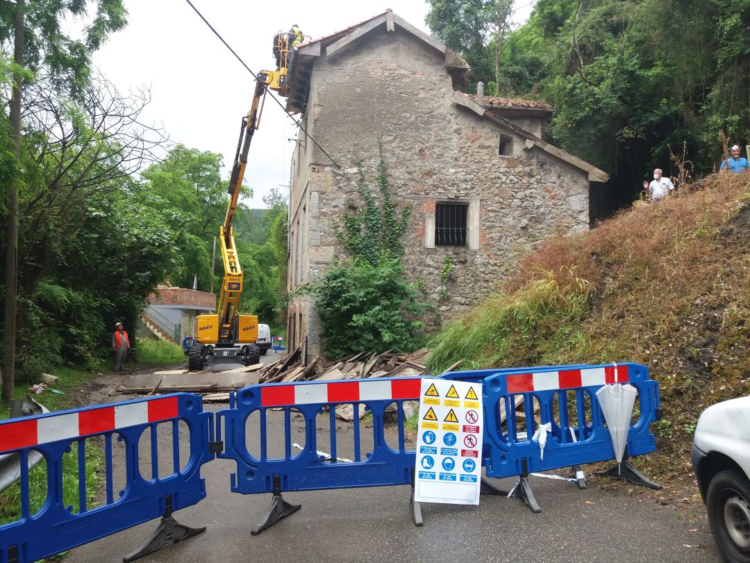 Inicio del derribo de la casa de Piedrallasa que impedía el paso por carretera hacia Trubia Inicio del derribo de la casa de Piedrallasa que impedía el paso por carretera hacia Trubia