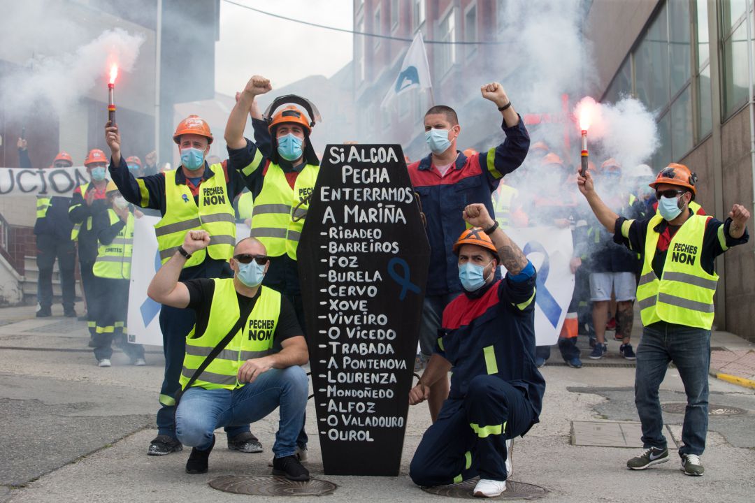 Trabajadores de Alcoa posan junto a un féretro de cartón durante una nueva manifestación tras el anuncio realizado por la empresa hace más de 15 días del despido colectivo de hasta 534 trabajadores de los 610 de sus dos factorías en San Cibrao, concretamente en la planta que fabrica aluminio, en Foz, Lugo, Galicia (España) a 14 de junio de 2020. Trabajadores de Alcoa posan junto a un féretro de cartón durante una nueva manifestación tras el anuncio realizado por la empresa hace más de 15 días del despido colectivo de hasta 534 trabajadores de los 610 de sus dos factorías en San Cibrao, concretamente en la planta que fabrica aluminio, en Foz, Lugo, Galicia (España) a 14 de junio de 2020.