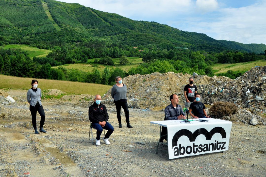 El grupo Abotsanitz ofreciendo la rueda de prensa en solar El grupo Abotsanitz ofreciendo la rueda de prensa en solar